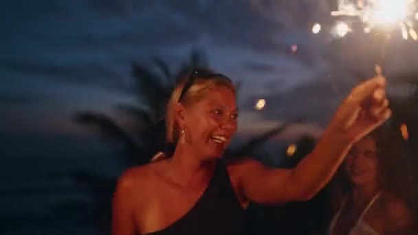 Jonge Multiraciale Vrouwen Hebben Plezier Vieren Nieuwjaar Tropen Zee Met — Stockvideo