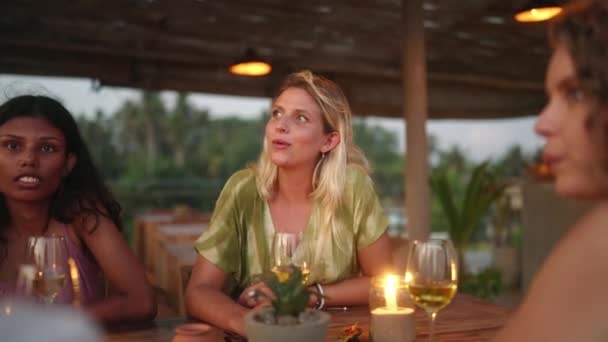 Различные Подруги Пьют Вино Ресторане Видом Море Закате Многорасовые Женщины — стоковое видео