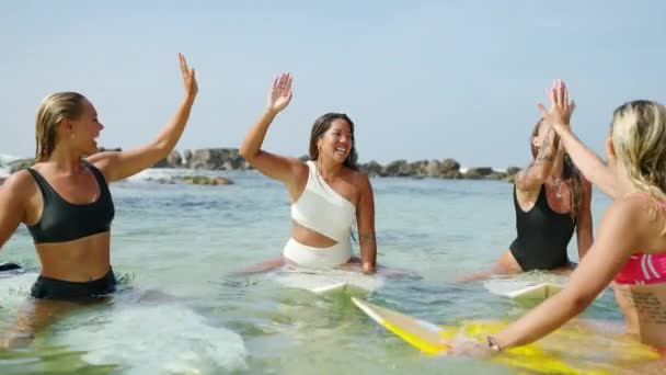 Молодые Счастливые Мультиэтнические Женщины Серферы Сидят Досках Сёрфинга Давая Пять — стоковое видео