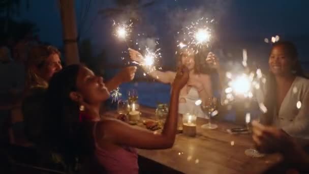 Fêmeas Multirraciais Jovens Celebram Natal Ano Novo Trópicos Pelo Mar — Vídeo de Stock