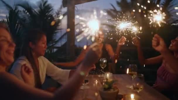 Νέοι Πολυφυλετικές Γυναίκες Sparklers Στο Τραπέζι Γιορτάζουν Χριστούγεννα Και Την — Αρχείο Βίντεο