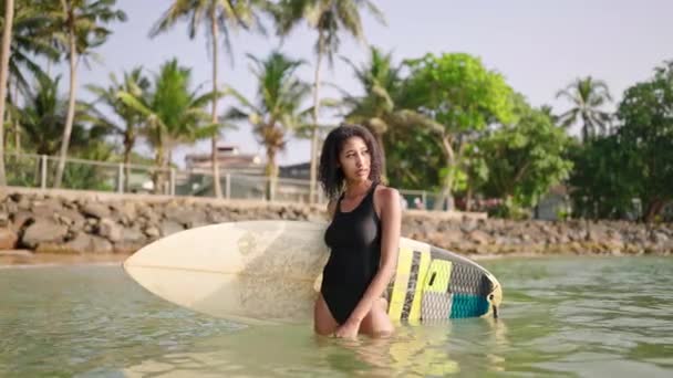 Mulher Afro Americana Com Prancha Surf Água Oceano Surfista Feminina — Vídeo de Stock