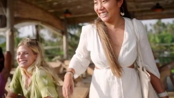 Aziatisch Meisje Begroet Haar Vrienden Café Gelukkige Gevarieerde Meisjes Knuffelen — Stockvideo