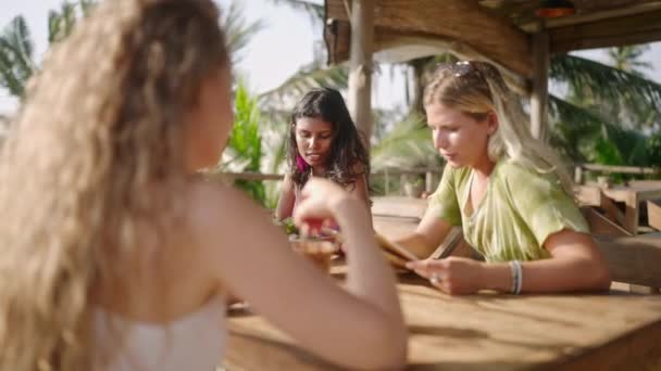 Diversas Mujeres Amigas Menú Lectura Restaurantes Aire Libre Chicas Multirraciales — Vídeo de stock