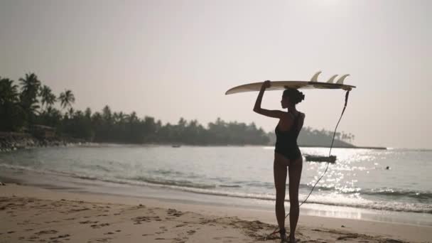 Surfista Afro Americana Com Prancha Surf Cabeça Praia Oceânica Mulher — Vídeo de Stock
