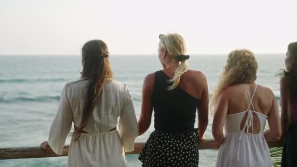 Diversas Mujeres Mirando Mar Mujeres Jóvenes Multiétnicas Observando Puesta Sol — Vídeos de Stock