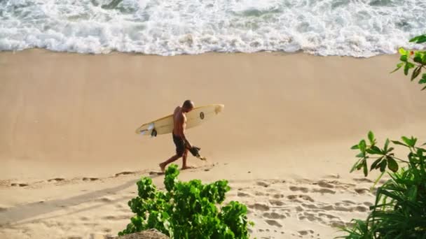 2023 Enero Sri Lanka Midigama Hombre Surfista Camina Largo Playa — Vídeo de stock