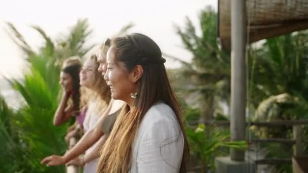 Donna Asiatica Con Diversi Amici Guardando Mare Giovani Donne Multietniche — Video Stock