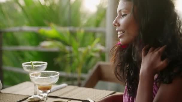 Açık Deniz Manzaralı Kafede Gülümseyen Hintli Kadın Arkadaşlarıyla Konuşuyor Rüzgar — Stok video