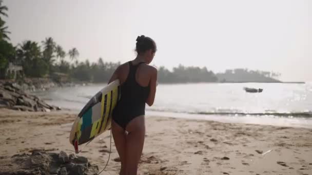 Mujer Afroamericana Corriendo Con Tabla Surf Playa Del Océano Surfista — Vídeo de stock