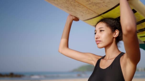 Afrikansk Amerikansk Surfare Står Med Surfbräda Huvudet Havsstranden Svart Kvinna — Stockvideo