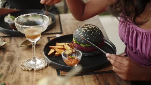 Fekete Hamburgert Sült Krumplit Eszik Étteremben Cserzett Fekete Hamburgerrel Tálalva — Stock videók