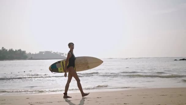 Mujer Afroamericana Caminando Con Tabla Surf Playa Del Océano Surfista — Vídeos de Stock