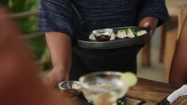 Tablada Bronzlaşmış Kadına Yemek Servisi Yapan Garson Garson Tabağı Bir — Stok video