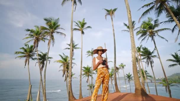 Mujer Afroamericana Toma Fotos Con Cámara Isla Tropical Mujer Turista — Vídeo de stock