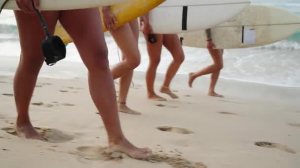 Kobiety Surfują Nogami Plaży Wschodzie Słońca Zbliżenie Kobiet Surferów Stopy — Wideo stockowe