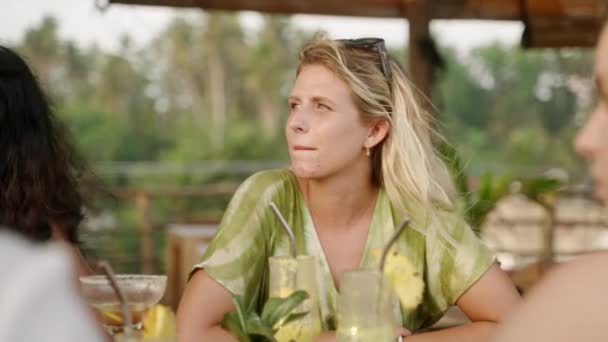 Gericht Vrouw Outdoor Zeezicht Cafe Praten Met Haar Vrienden Ontspannen — Stockvideo