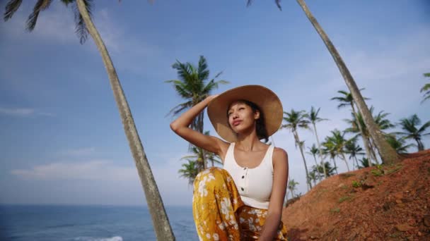 Ung Afrikansk Kvinnlig Modell Garvning Färgglada Kläder Natursköna Tropiska Plats — Stockvideo