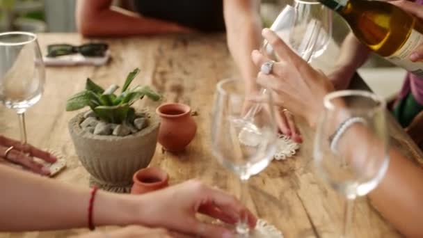 Kadın Arkadaşlarının Deniz Manzaralı Restoranda Beyaz Şarap Doldurduğu Bardakları Dolduruyor — Stok video
