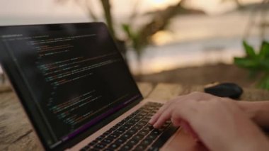 Dizüstü bilgisayarda çalışan genç bir bayan müteahhit okyanus kenarında uygulamalar yaratıyor. Açık hava tropikal kafede serbest çalışan bir kadın. Kafkas kız egzotik bir yerde uzaktan çalışıyor. Dünya çapında iş kavramı
