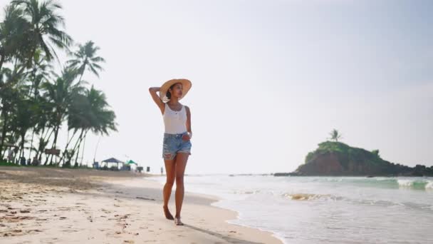 Многонациональная Чёрная Женщина Гуляющая Океанскому Пляжу Тропическом Отпуске Экзотическом Острове — стоковое видео