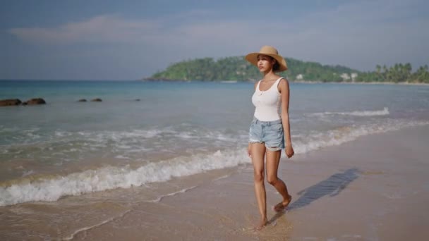 Çok Irklı Siyahi Bir Kadın Okyanus Sahilinde Egzotik Bir Adada — Stok video