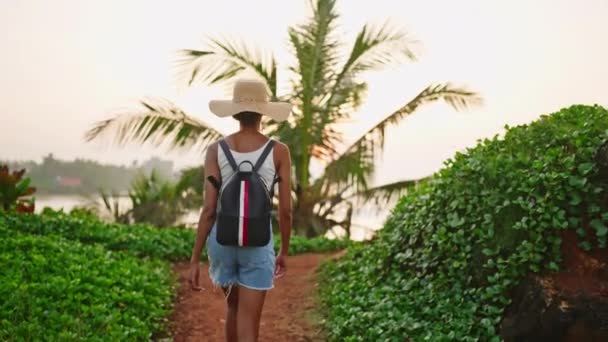 Африканська Американка Ходить Рюкзаком Тропічному Острові Багаторасова Жінка Солом Яному — стокове відео