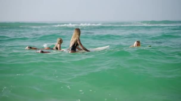 Młode Wielorasowe Kobiety Surfują Deskach Surfingowych Pływają Falach Morzu Tropikalnej — Wideo stockowe