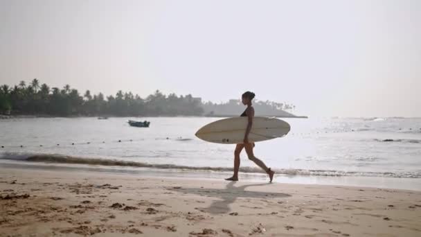 Mujer Afroamericana Caminando Con Tabla Surf Playa Del Océano Surfista — Vídeo de stock
