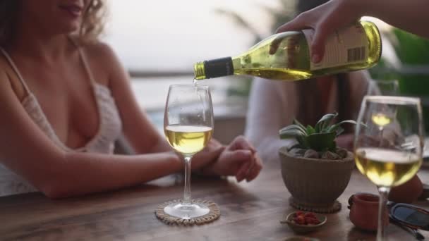 Kvinna Fylla Glas Sina Vänner Häller Vitt Vin Havsutsikt Restaurang — Stockvideo