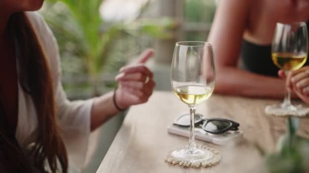 Různé Kamarádky Pijí Víno Restauraci Výhledem Moře Při Západu Slunce — Stock video