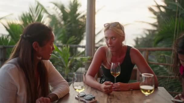 Διαφορετικές Φίλες Ένα Υπαίθριο Εστιατόριο Θέα Στη Θάλασσα Ηλιοβασίλεμα Μιλάνε — Αρχείο Βίντεο