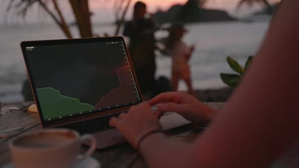 Женщина Трейдер Криптовалют Ноутбуке Проверяет Диаграммы Подсвечников Онлайн Работает Дистанционно — стоковое видео