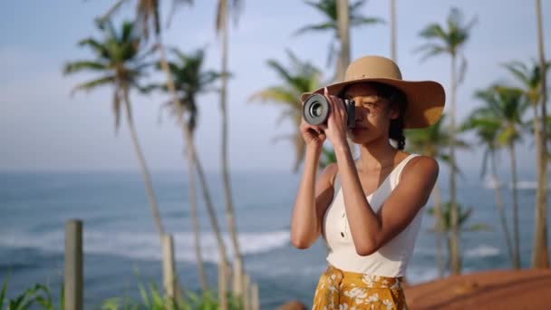 Afroamerykanka Robi Zdjęcia Kamerą Tropikalnej Wyspie Kobieta Wielorasowy Fotograf Turysta — Wideo stockowe