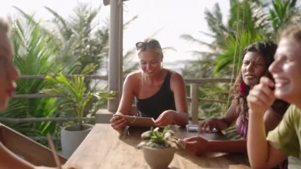 Açık Hava Lokantası Menüsündeki Çeşitli Kadın Arkadaşlar Tropikal Bir Kafede — Stok video