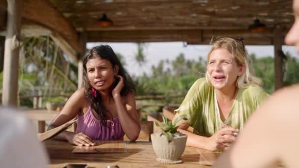 Açık Hava Restoranındaki Çeşitli Kadın Arkadaşlar Sohbet Edip Gülüyorlar Tropikal — Stok video