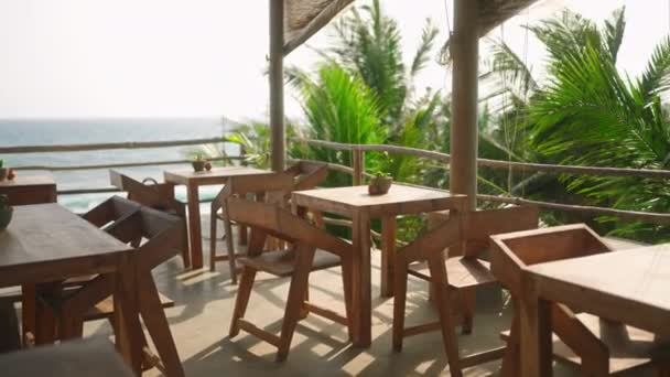 Autentická Kavárna Exotickém Místě Dřevěnými Židlemi Stoly Bez Lidí Slunečného — Stock video