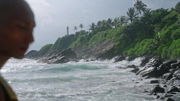 Vista Deslumbrante Mar Pitoresca Colina Verde Com Farol Branco Ondas — Vídeo de Stock