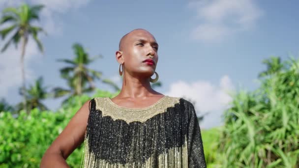 Sexo Fluido Elegante Pessoa Queer Preto Posa Local Tropical Exótico — Vídeo de Stock