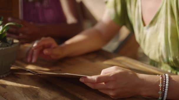 Γυναικείο Μενού Εστιατορίου Γυναίκα Χέρια Κρατώντας Μενού Υπαίθριο Καφέ Γυρίζοντας — Αρχείο Βίντεο