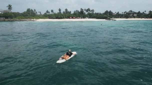 Jeune Surfeuse Ramant Sur Une Planche Surf Dans Endroit Tropical — Video