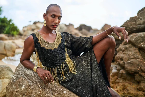 Nicht Binäre Schwarze Person Einem Luxuskleid Auf Felsen Ozean Transethnische — Stockfoto