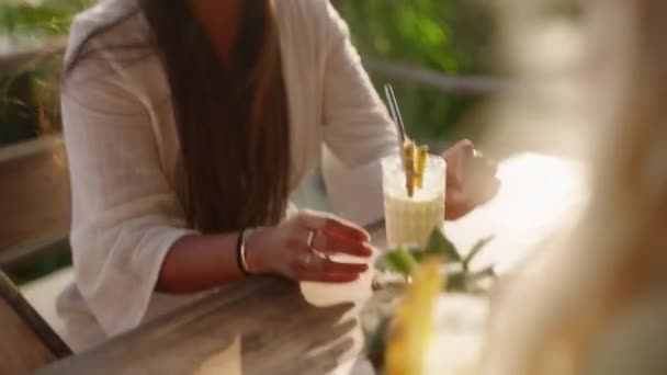 Glimlachende Aziatische Vrouw Outdoor Zeezicht Cafe Praten Met Haar Vrienden — Stockvideo