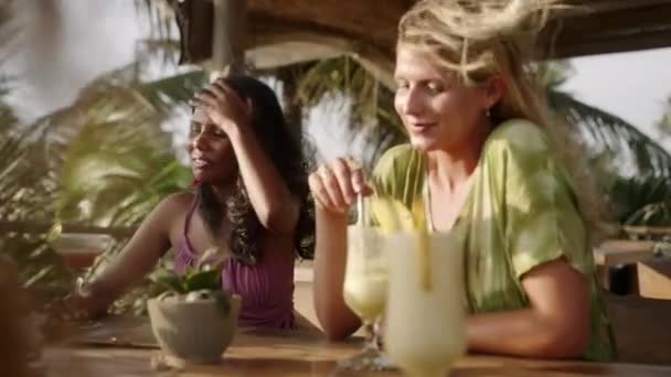 Diverse Vrouwelijke Vrienden Een Openlucht Restaurant Chatten Multiraciale Vrolijke Meisjes — Stockvideo