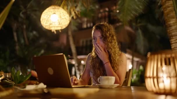 Dizüstü Bilgisayara Bakıp Gülümseyen Genç Bir Kadın Heyecanlı Kafkas Kadınlarının — Stok video