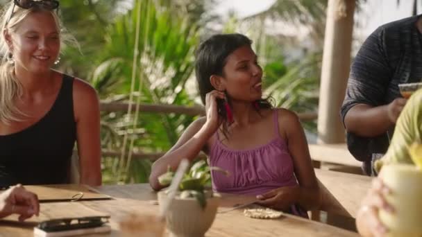 Kelnerka Tacą Serwuje Koktajle Wielorasowym Kobietom Tropikalnej Restauracji Świeżym Powietrzu — Wideo stockowe
