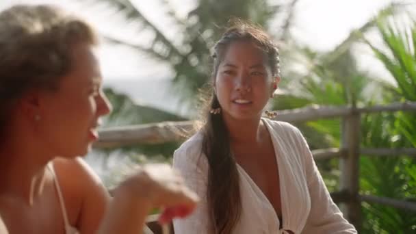 Lächelnde Asiatinnen Einem Dachcafé Mit Meerblick Unterhalten Sich Mit Freunden — Stockvideo
