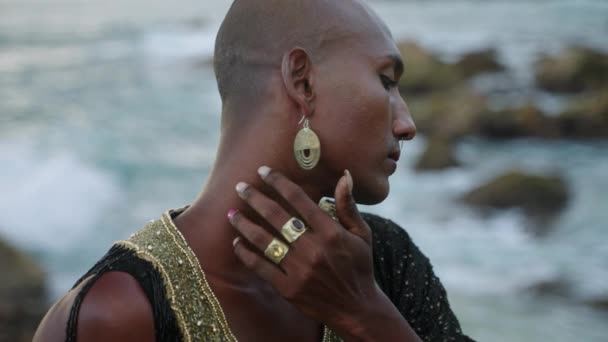 Δυαδικό Μαύρο Άτομο Μπουτίκ Φόρεμα Χρυσά Σκουλαρίκια Μύτη Δαχτυλίδι Θέτει — Αρχείο Βίντεο