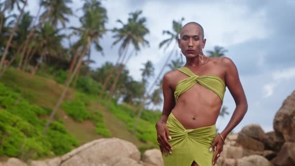 Lüks Giysiler Içinde Cinsiyeti Değişken Bir Insan Palmiye Ağaçları Kayalıklarda — Stok video
