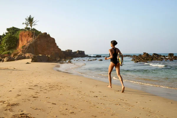 Mulher Afro Americana Correr Com Prancha Surf Praia Oceânica Surfista — Fotografia de Stock